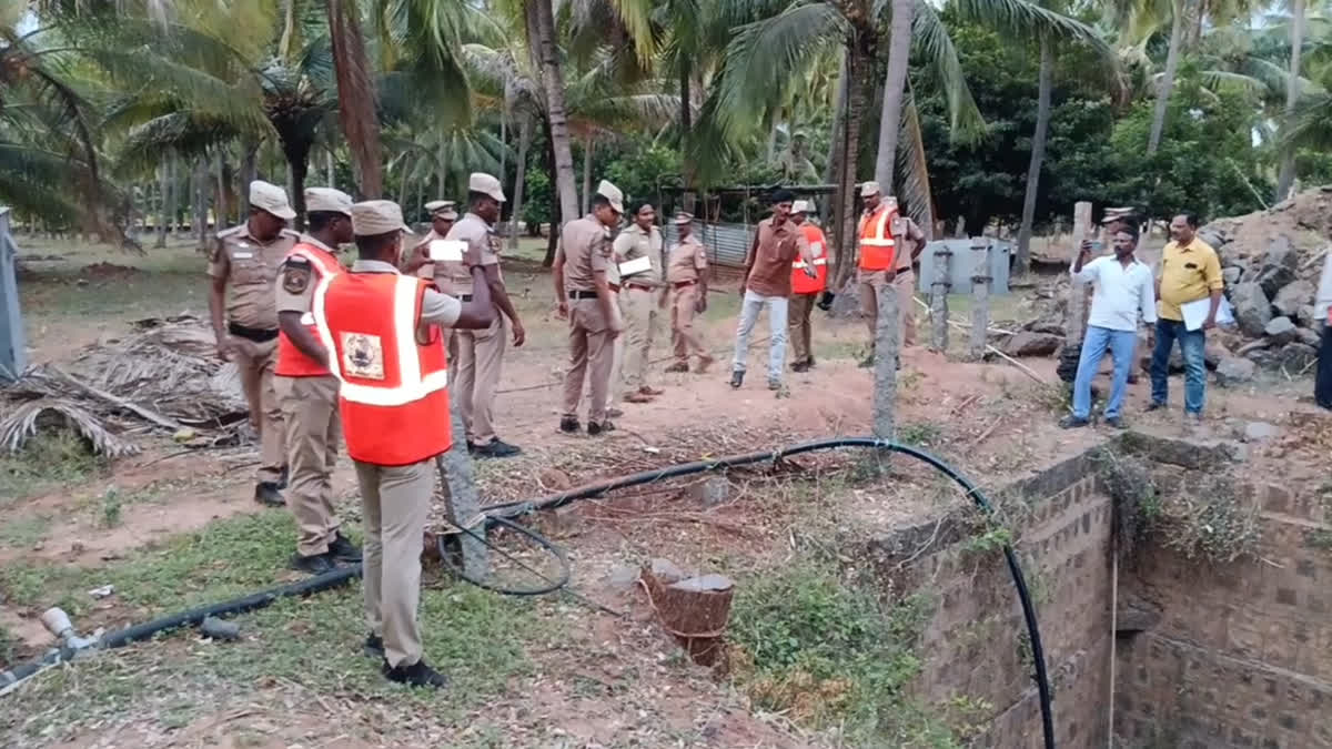 சம்பவ இடத்தில் உள்ள தீயணைப்புத் துறையினர் மற்றும் போலீசார்