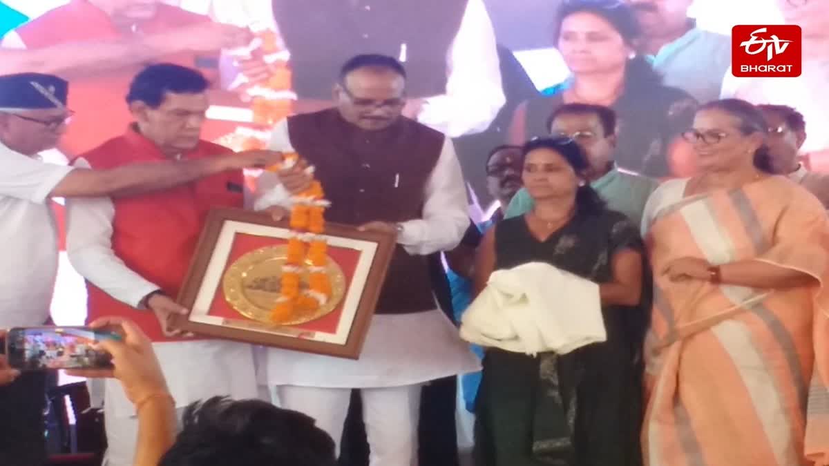 शहीदों के परिजनों को किया गया सम्मान.
