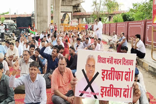 Employees and teachers gathered to demand the dismissal of the Education Minister.