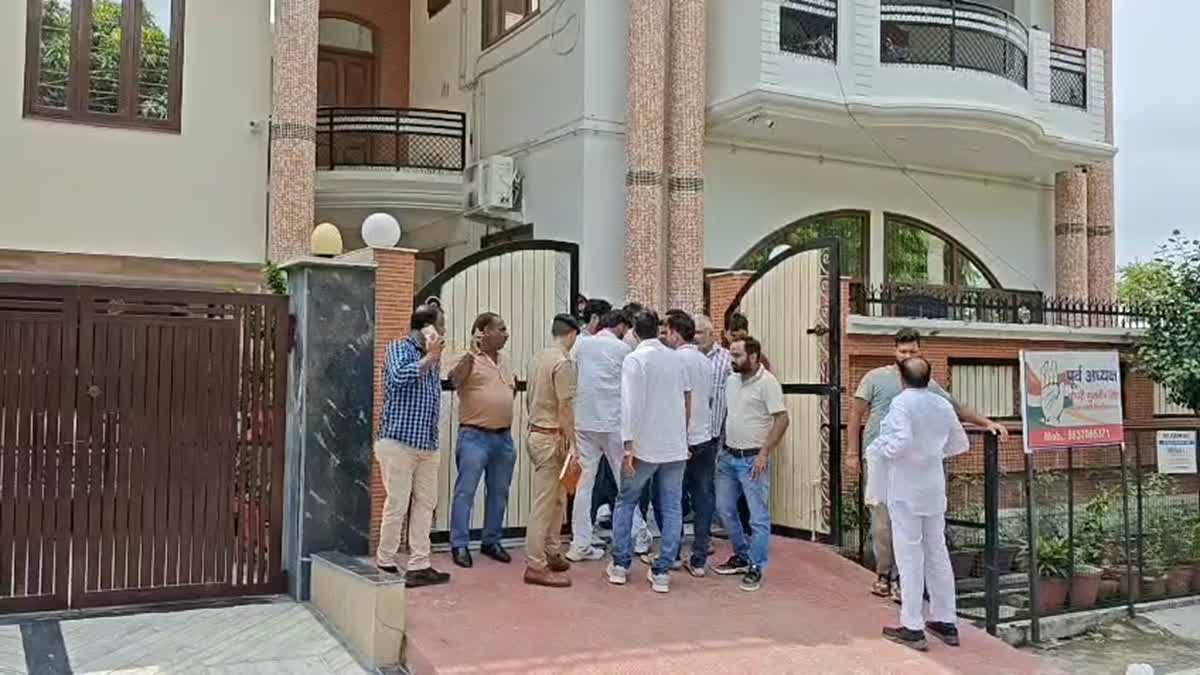 MISCREANTS LOOTED BUSINESSMAN