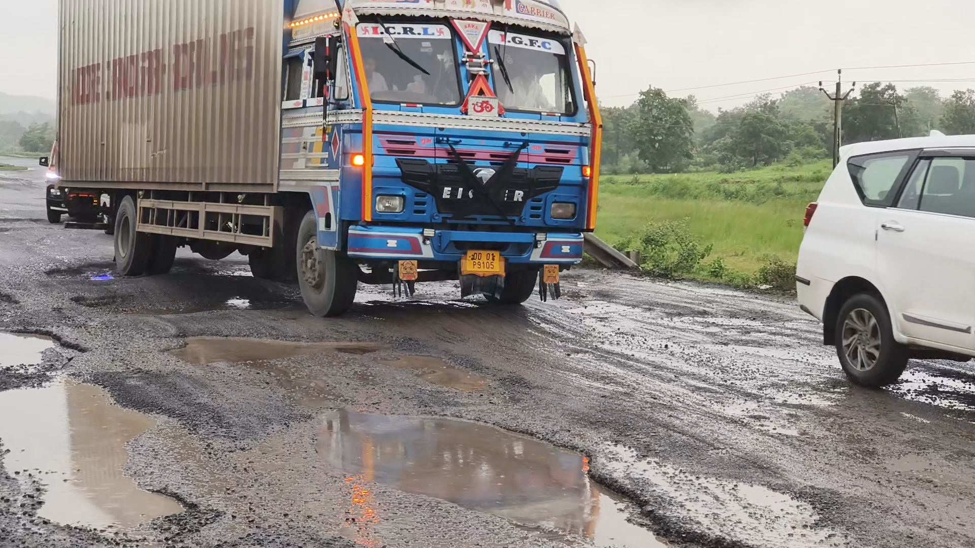 તાપીમાં નેશનલ હાઈવે પર ખાડા જ ખાડા