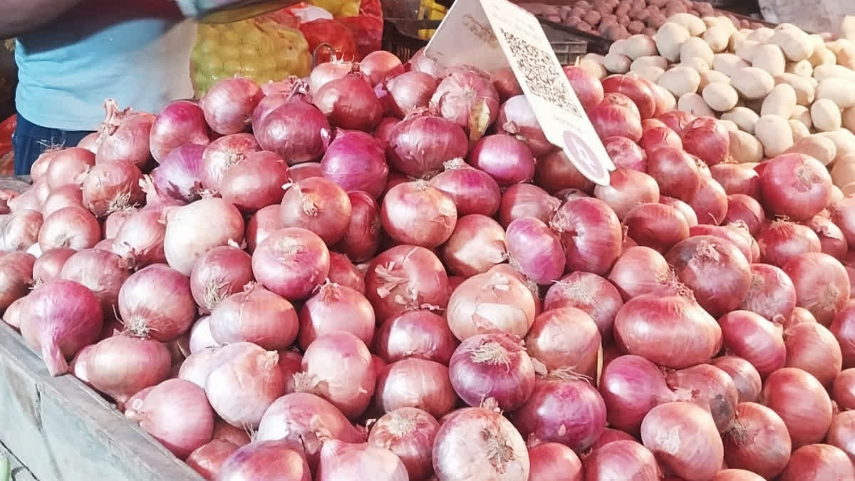 onion prices soar to rs 60 65 per kg in delhi rising supply concerns squeeze household budgets, Urdu News