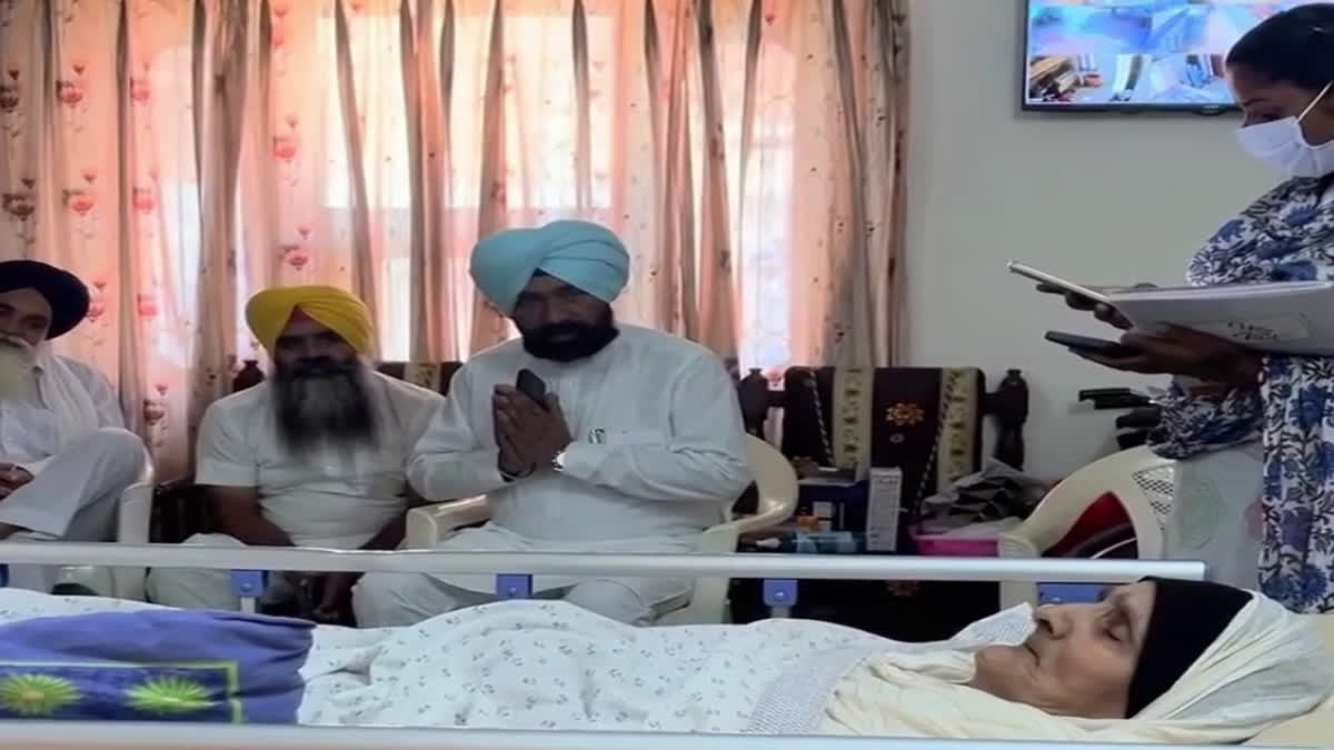 ਜਗਤਾਰ ਹਵਾਰਾ ਦੀ ਬਿਮਾਰ ਮਾਤਾ ਨੂੰ ਮਿਲਣ ਪਹੁੰਚੇ 'ਆਪ' ਵਿਧਾਇਕ, ਪੈਰੋਲ ਸਬੰਧੀ ਰੱਖੀ ਮੰਗ AAP MLA ENQUIRED HAWARA MOTHER
