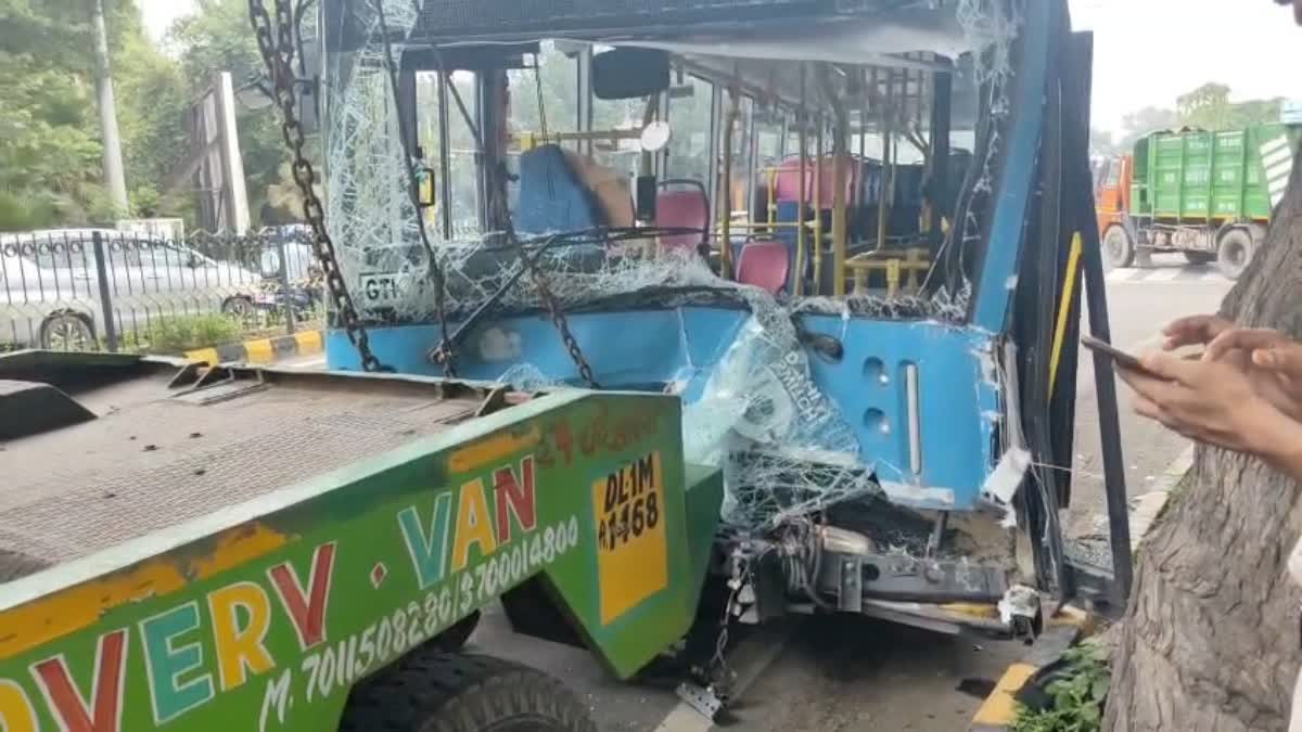 दिल्ली के कैंटोनमेंट इलाके के थिरैया रेड लाइट के पास दो वाहन टकराए