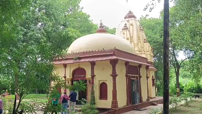 શહેરની ભીડભાડથી થોડું દૂર અને શાંત વાતાવરણમાં આવેલું શિવજીનું ધામ