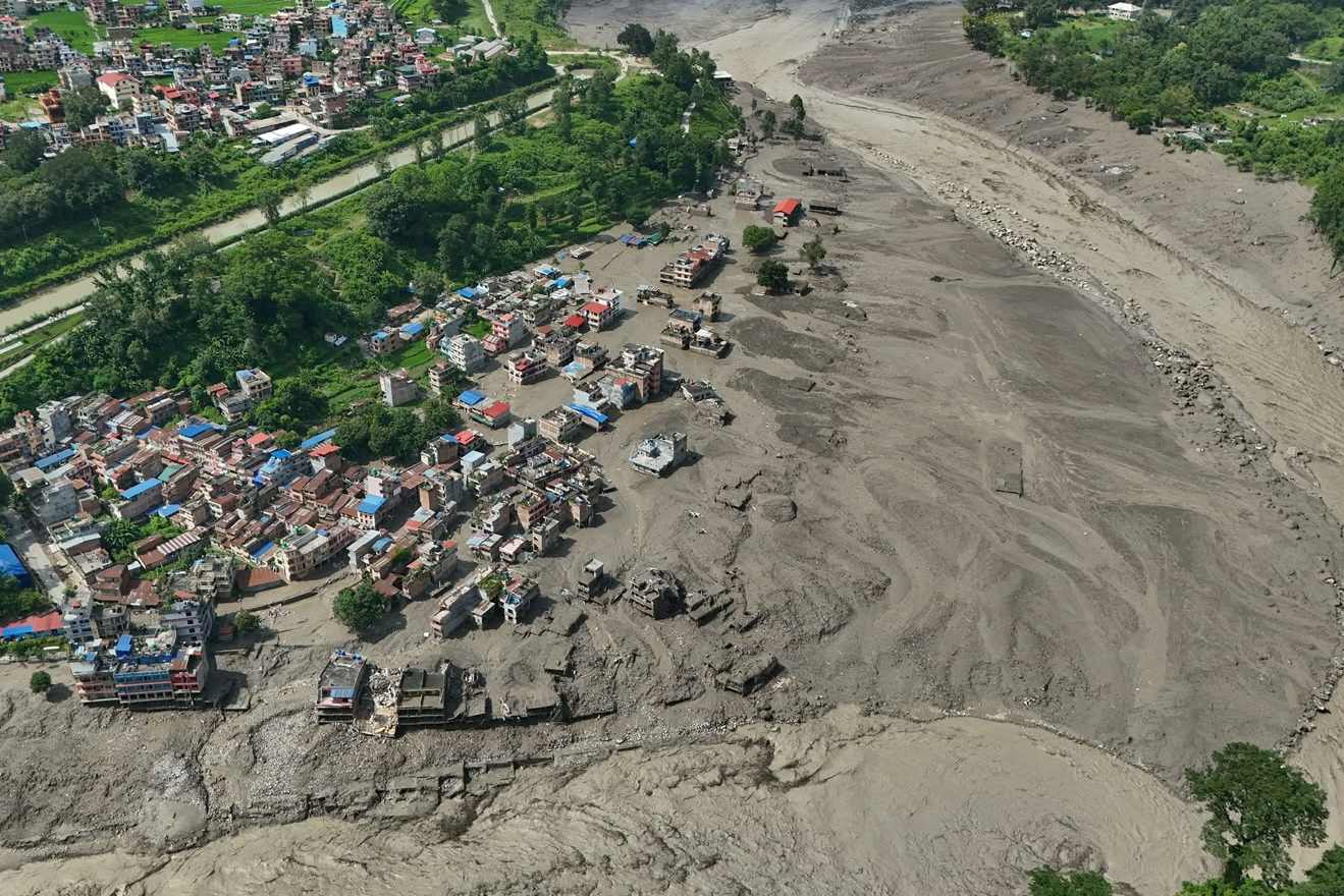 नेपाल में भीषण बाढ़ से तबाही ही तबाही, सैकड़ों लापता, देखें भयानक तस्वीरें