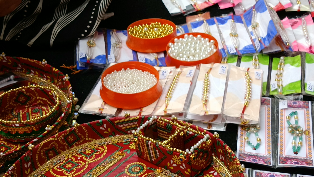women prisoners making rakhi chhindwara