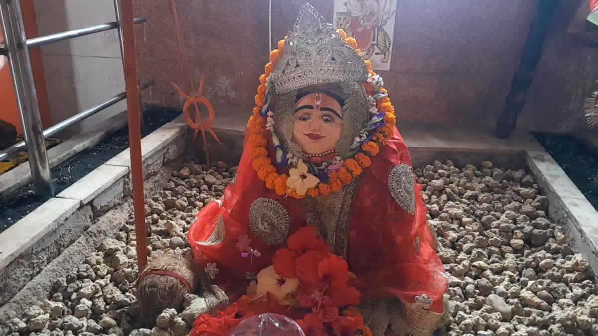 ಛತ್ತೀಸಗಢ :ದೇವಿಗೆ ಕಲ್ಲುಗಳನ್ನು ಅರ್ಪಿಸುವ ಭಕ್ತರು; 100 ವರ್ಷಗಳಿಂದ ನಡೆದುಕೊಂಡು ಬರುತ್ತಿರುವ ಸಂಪ್ರದಾಯ..!!