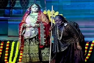 दिल्ली की रामलीला में कैकेई और मंथरा के बीच संवाद का मंचन