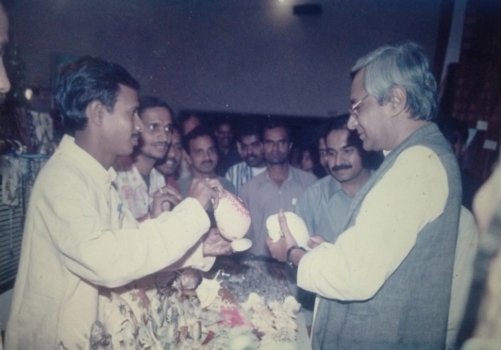 ପୂର୍ବତନ ମୁଖ୍ୟମନ୍ତ୍ରୀ ନବୀନ ପଟ୍ଟନାୟକଙ୍କୁ ଶଙ୍ଖ ଉପରେ ଜଗନ୍ନାଥ ଚିତ୍ର ଆଙ୍କି ଦେଖାଉଛନ୍ତି ଜଗନ୍ନାଥ