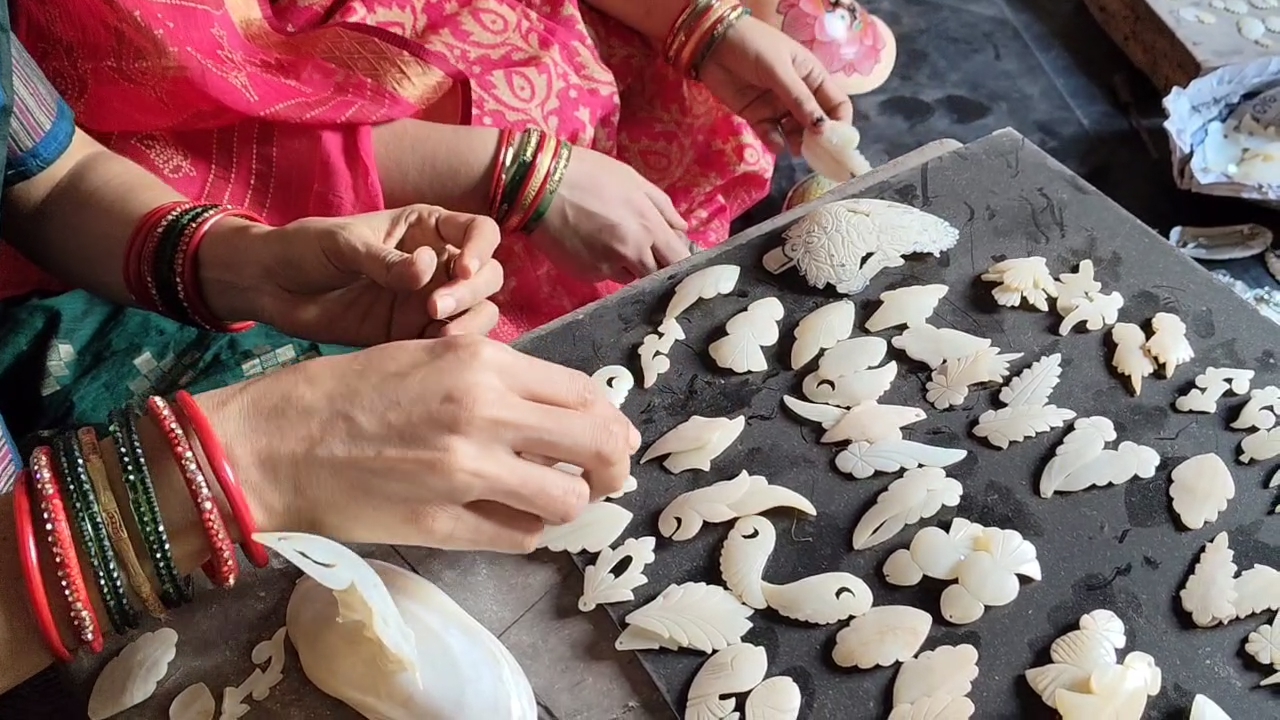 ଶଙ୍ଖ ଶାମୁକାରୁ ଆକର୍ଷଣୀୟ ସାମଗ୍ରୀ