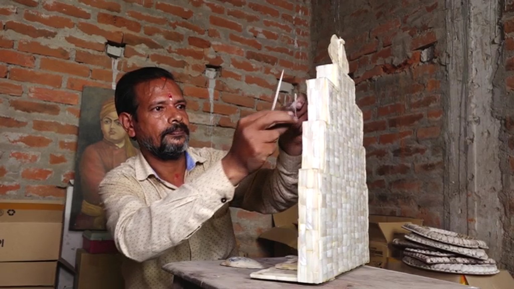 ପୁରୀ ସହରର ୪୮ ବର୍ଷିୟ ଶଙ୍ଖ ଶାମୁକା ହସ୍ତଶିଳ୍ପୀ ଜଗନ୍ନାଥ ମହାପାତ୍ର