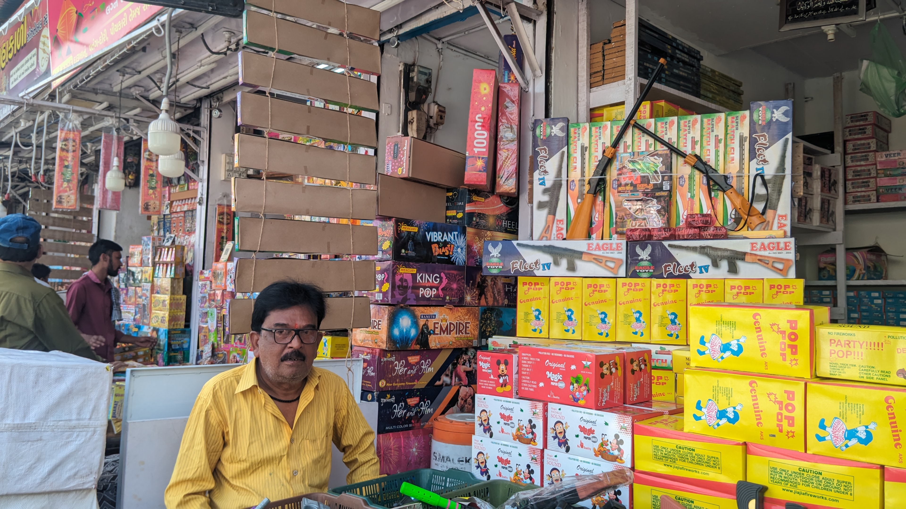 ફેન્સી ફટાકડાની ધૂમ પણ ઘરાકી ગૂમ, કેવો છે અમદાવાદની ફટાકડા બજારનો માહોલ ?