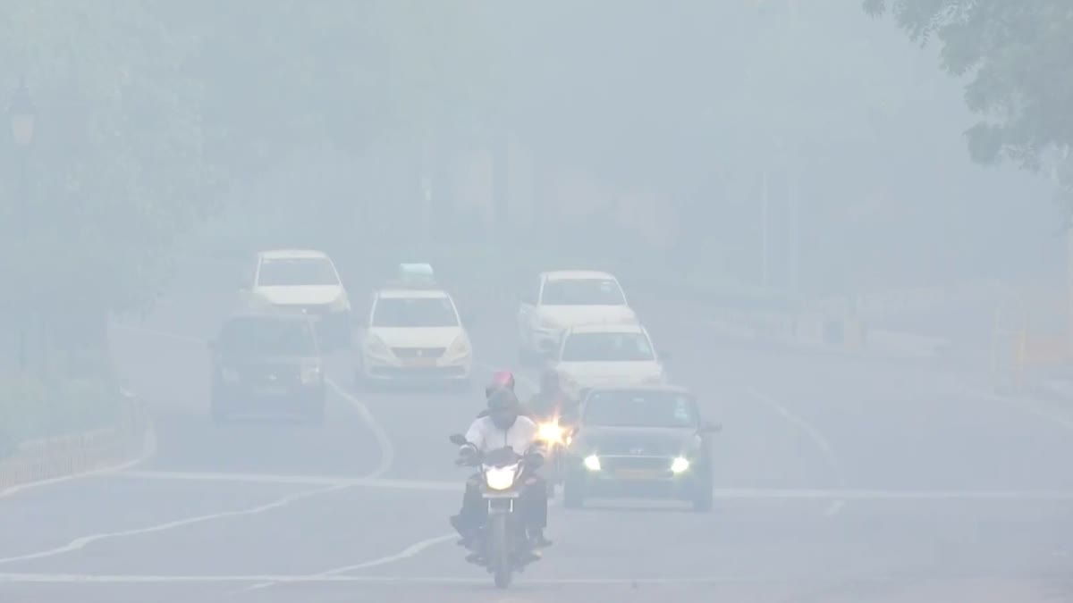 Thick smog blankets central Delhi as AQI stays in the Very Poor range for yet another November day