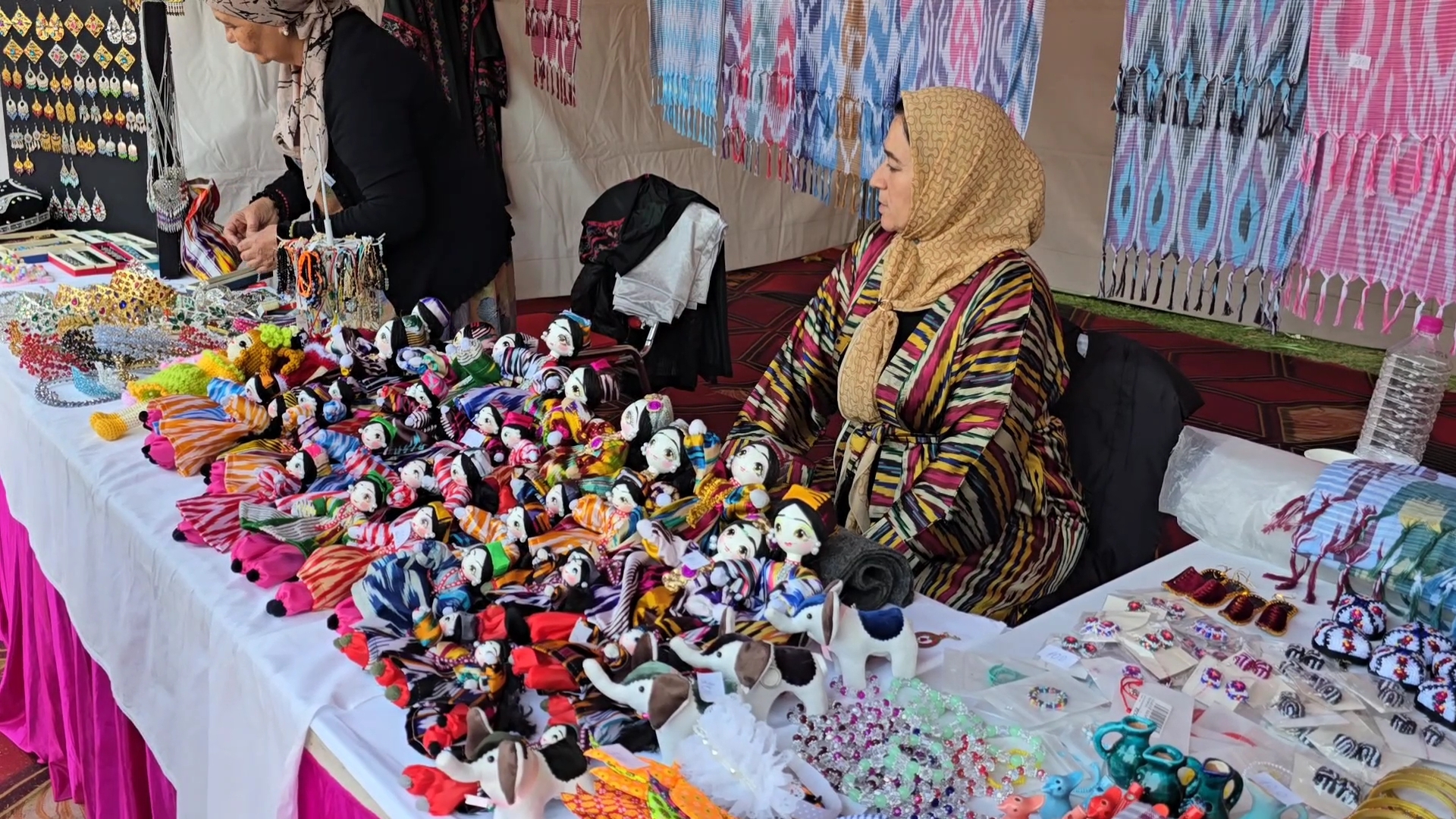 craftsmanship of artisans from other countries is attracting people at the International Geeta Mahotsav 2025