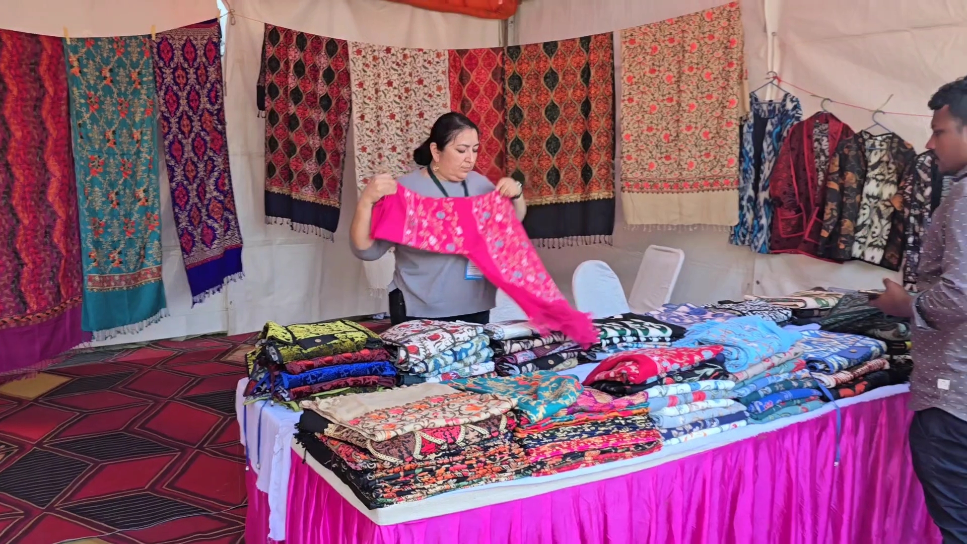 craftsmanship of artisans from other countries is attracting people at the International Geeta Mahotsav 2025