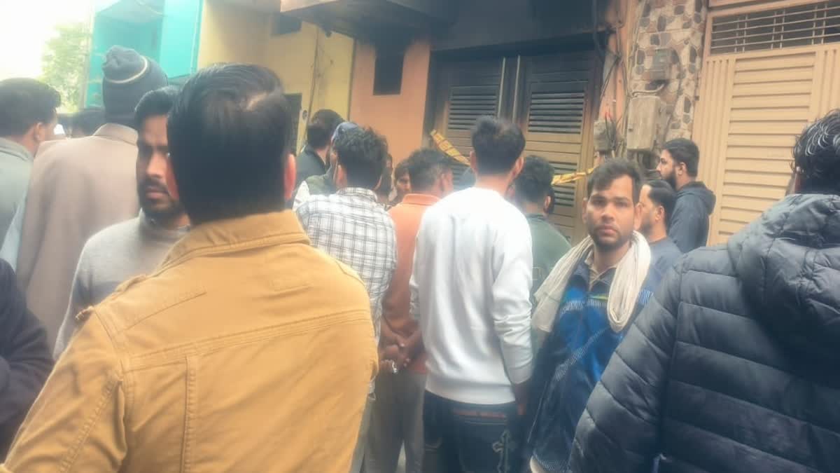 दिल्ली में चार मंजिला इमारत में लगी भीषण आग, एक युवक की मौत