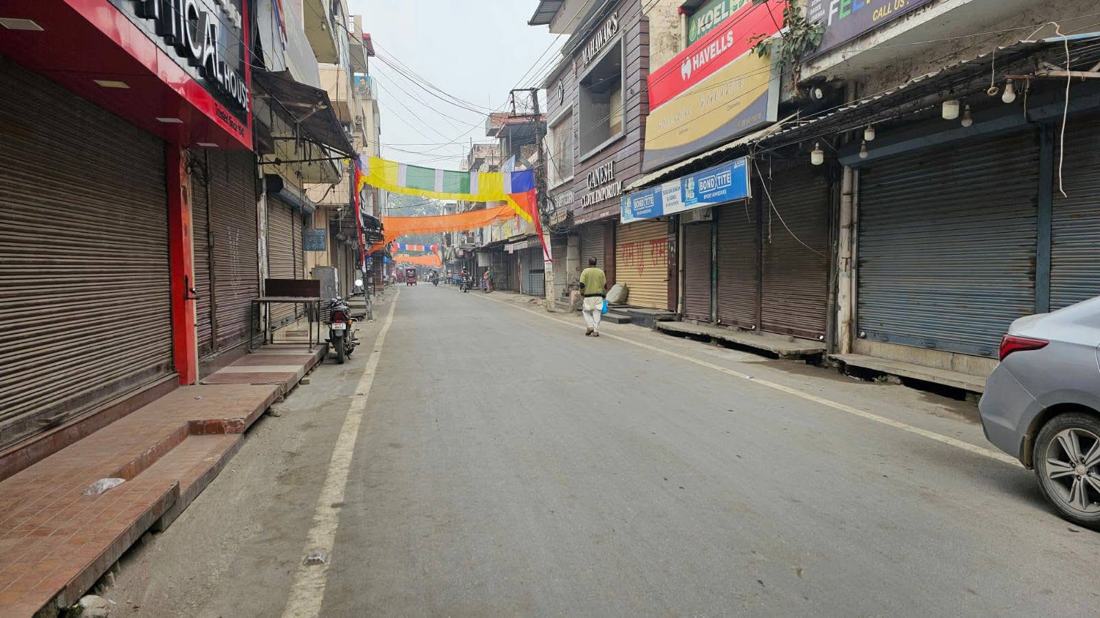 पावंटा में बाजार रहे बंद