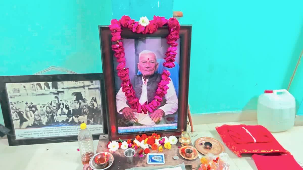 Rajendra Mahato was part of the Non-Cooperation and Praja Mandal movements.