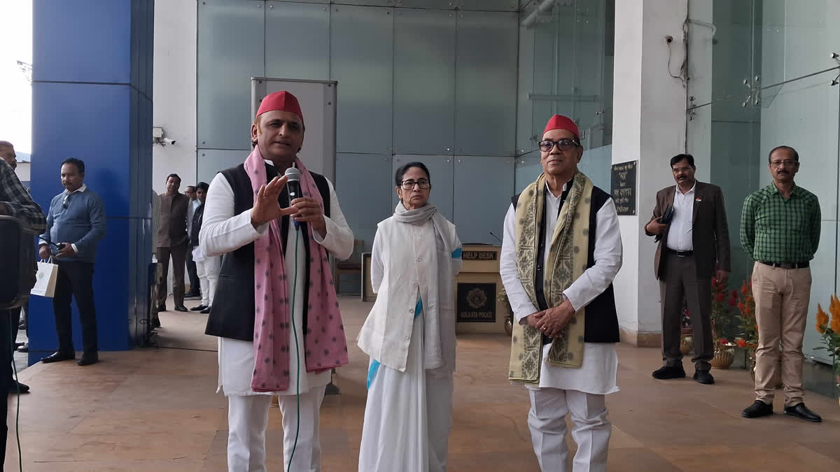 Samajwadi Party chief Akhilesh Yadav with West Bengal Chief Minister Mamata Banerjee in Kolkata on Tuesday
