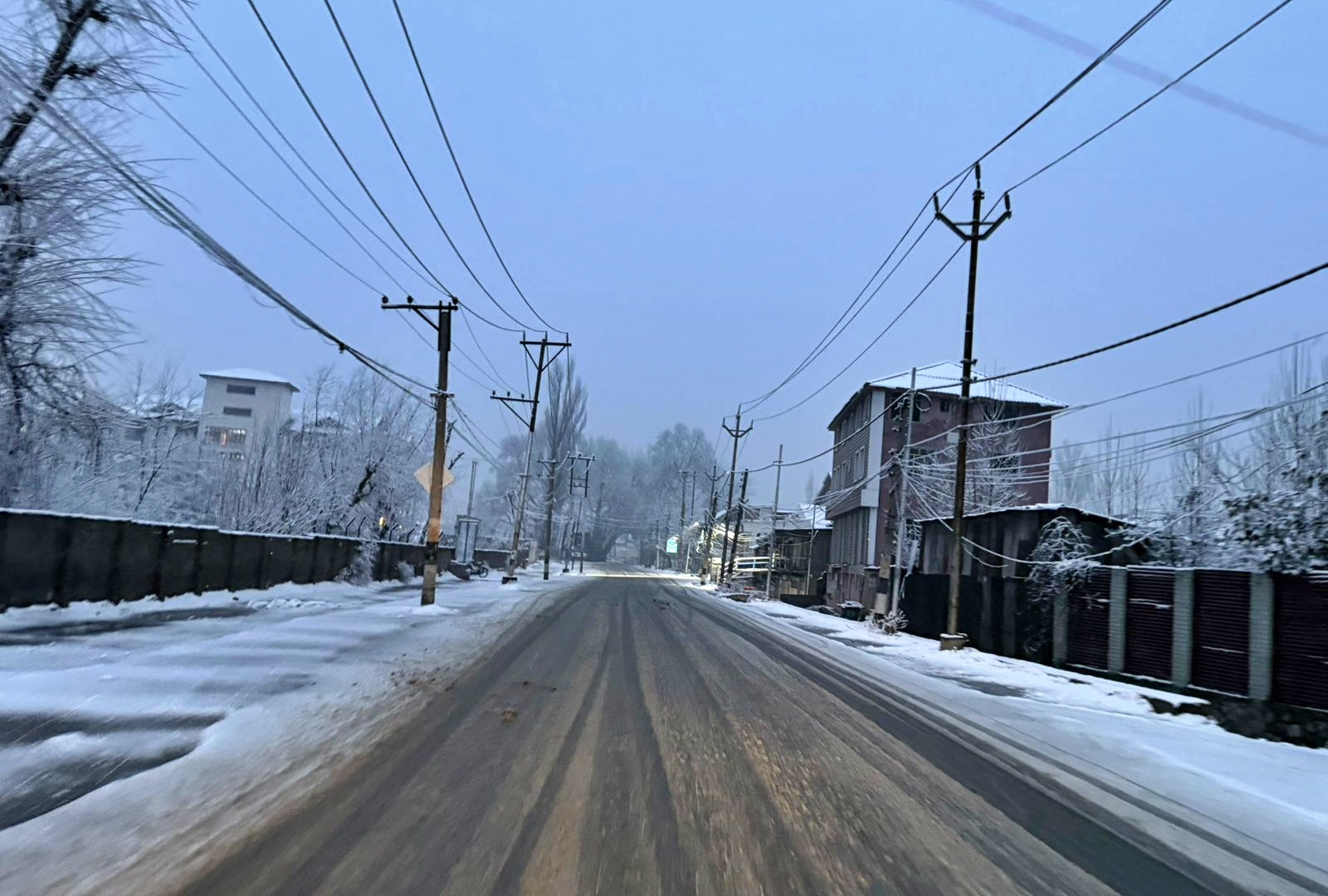 Kashmir Weather Update Tourists Elated As Valley Sees Second Spell Of Snowfall Several Flights Cancelled Highway Shut
