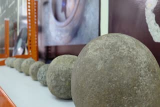 பல்கலைக்கழக அருங்காட்சியத்தில் வைக்கப்பட்டுள்ள பீரங்கி குண்டுகள்