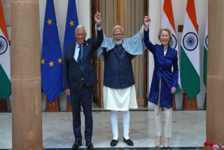 Indian Prime Minister Narendra Modi, center, welcomes European Council President Antonio Costa, left and European Commission President Ursula von der Leyen before their meeting in New Delhi, India, Tuesday, Jan. 27,2026.