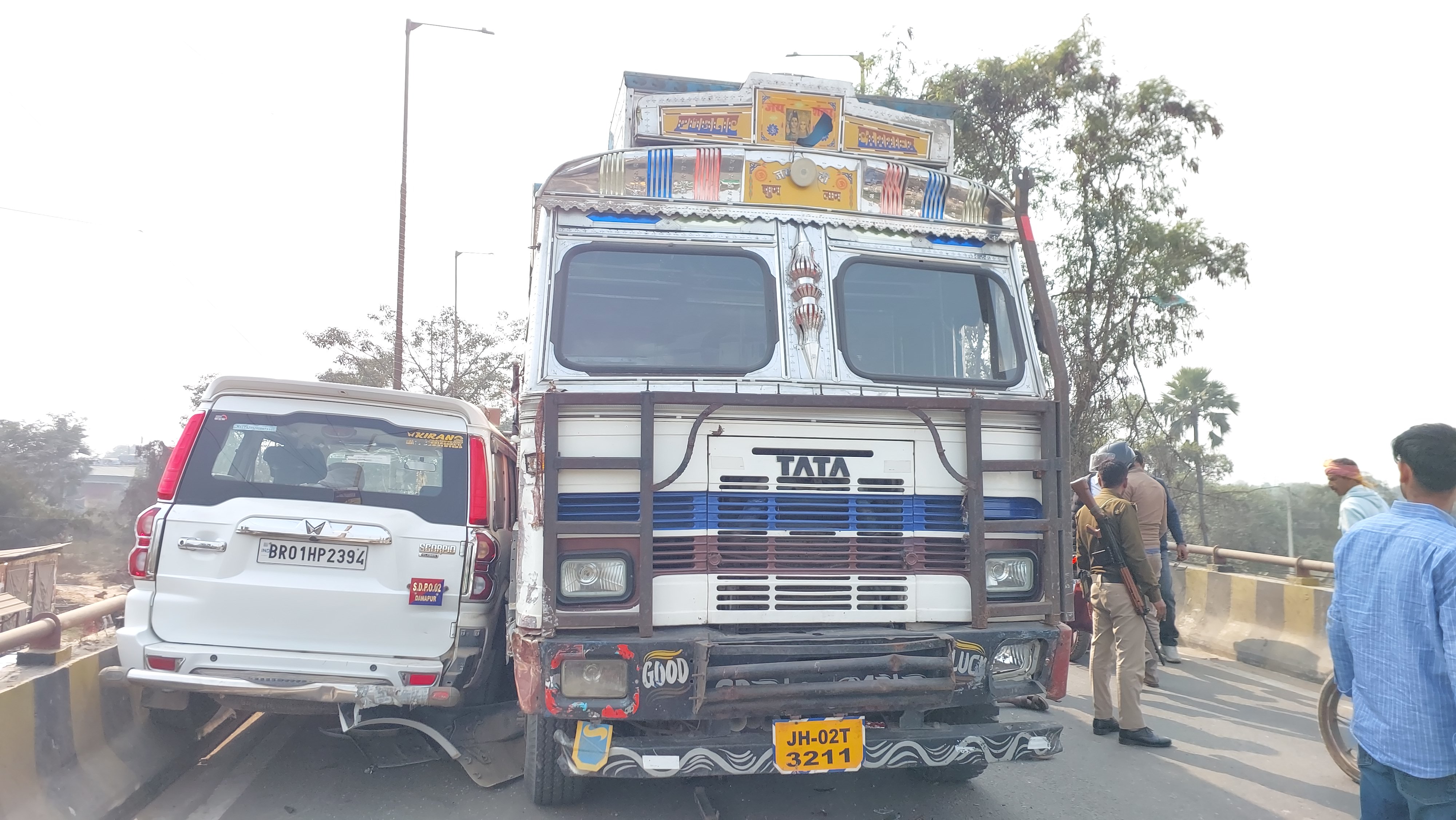बिहार में बालू लदे ट्रक का तांडव, एक शख्स की ली जान, DSP की गाड़ी में