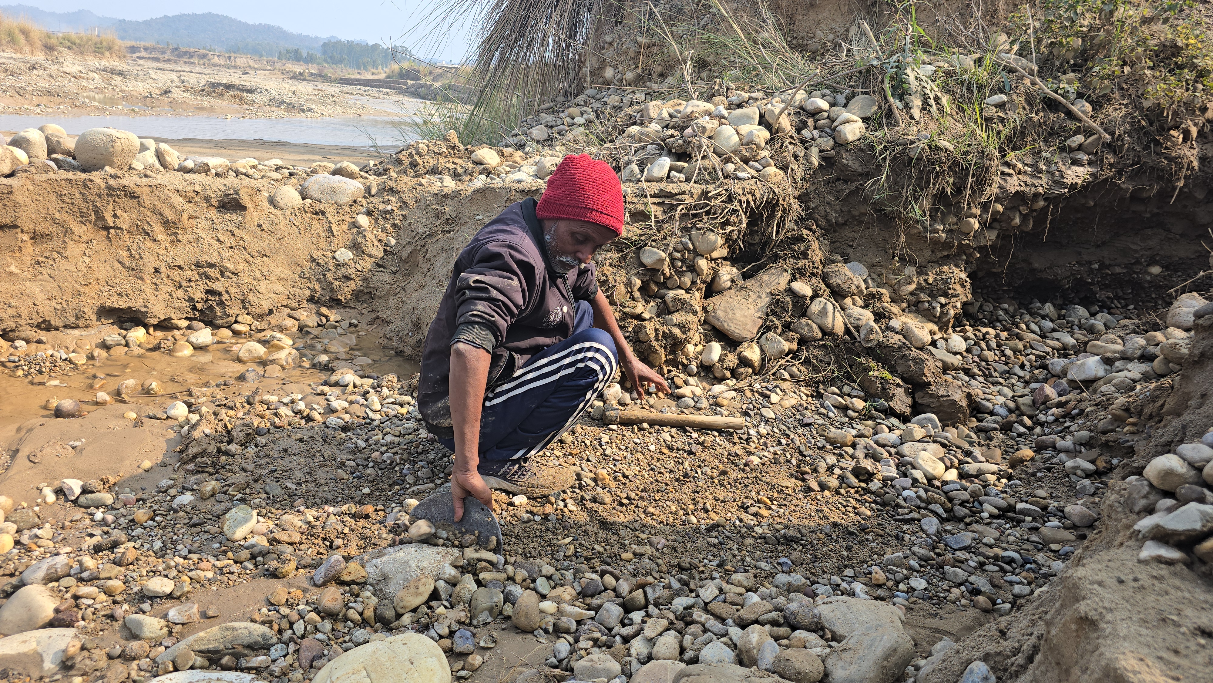 There are around 250 people from Yamunanagar involved in this risky task for their livelihood.
