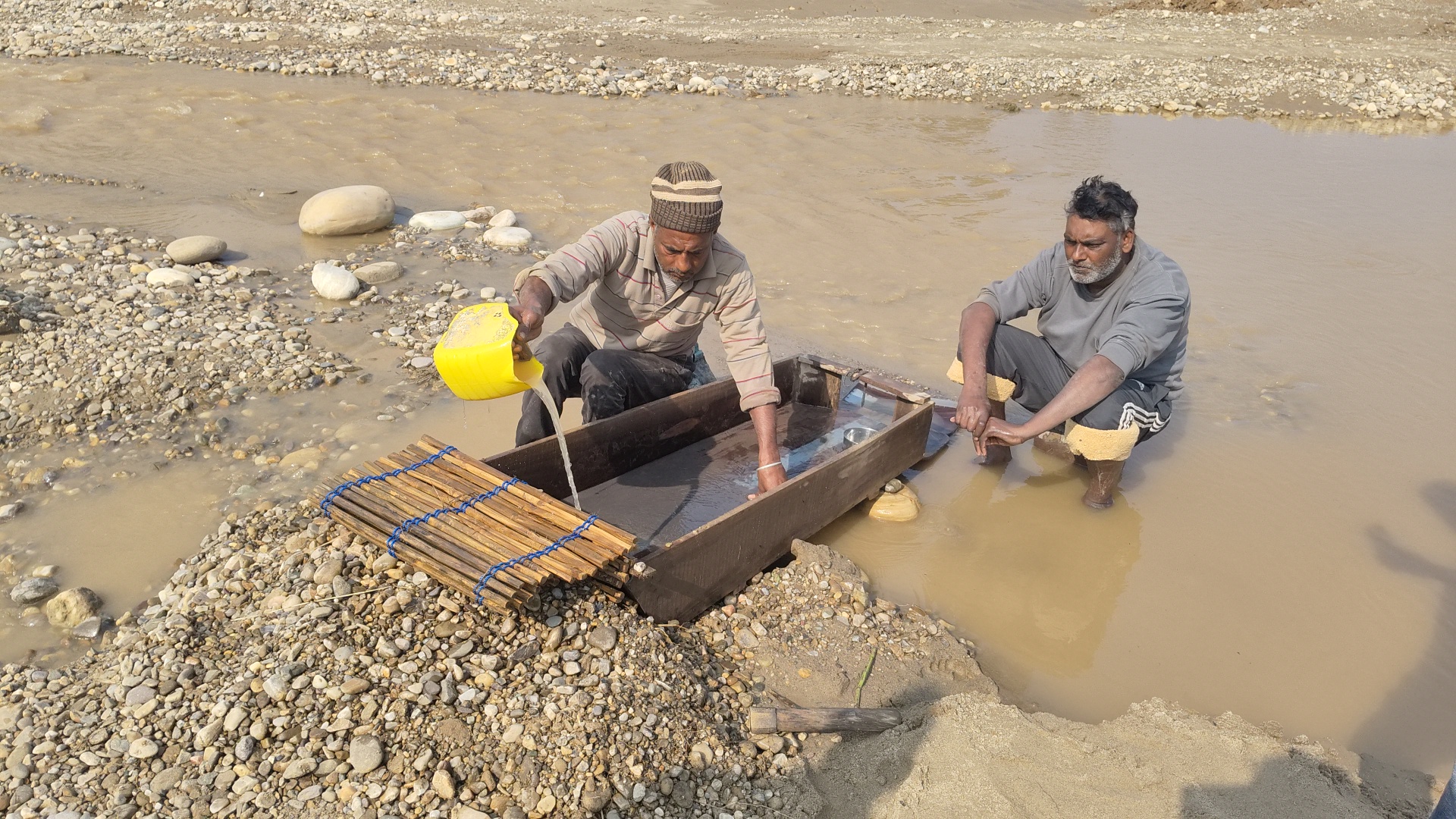 There are around 250 people from Yamunanagar involved in this risky task for their livelihood.