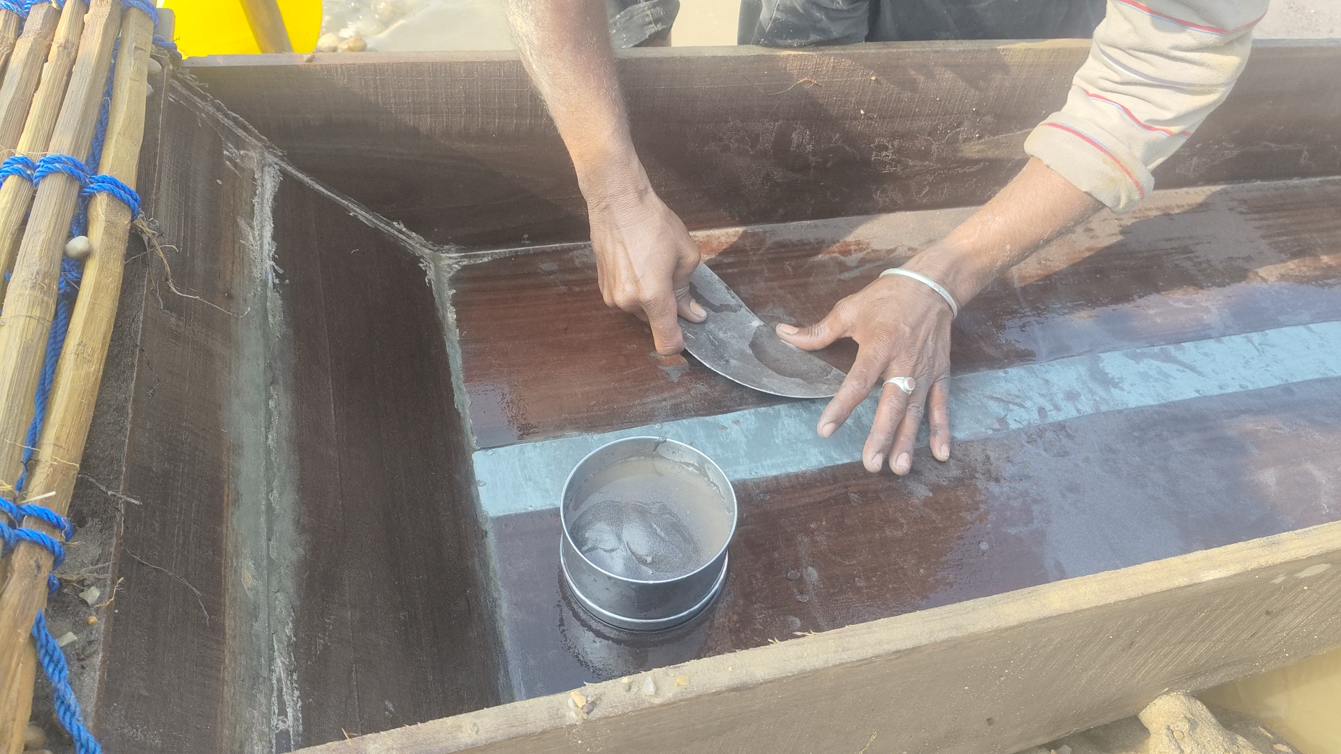 There are around 250 people from Yamunanagar involved in this risky task for their livelihood.
