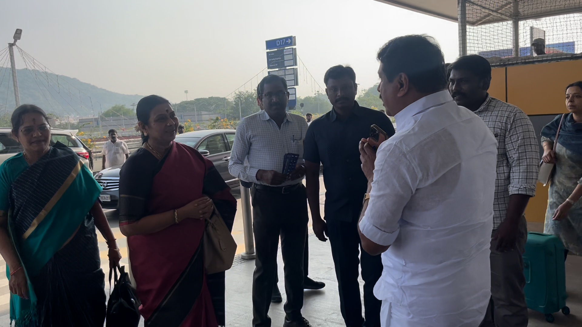 சென்னை விமான நிலையத்தில் முதலமைச்சர் மு.க.ஸ்டாலின் மனைவி துர்கா ஸ்டாலினை சந்தித்த நலம் விசாரித்த நயினார் நாகேந்திரன்