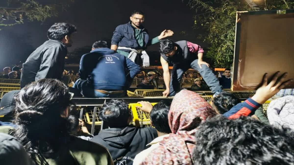 जेएनयू में विरोध प्रदर्शन