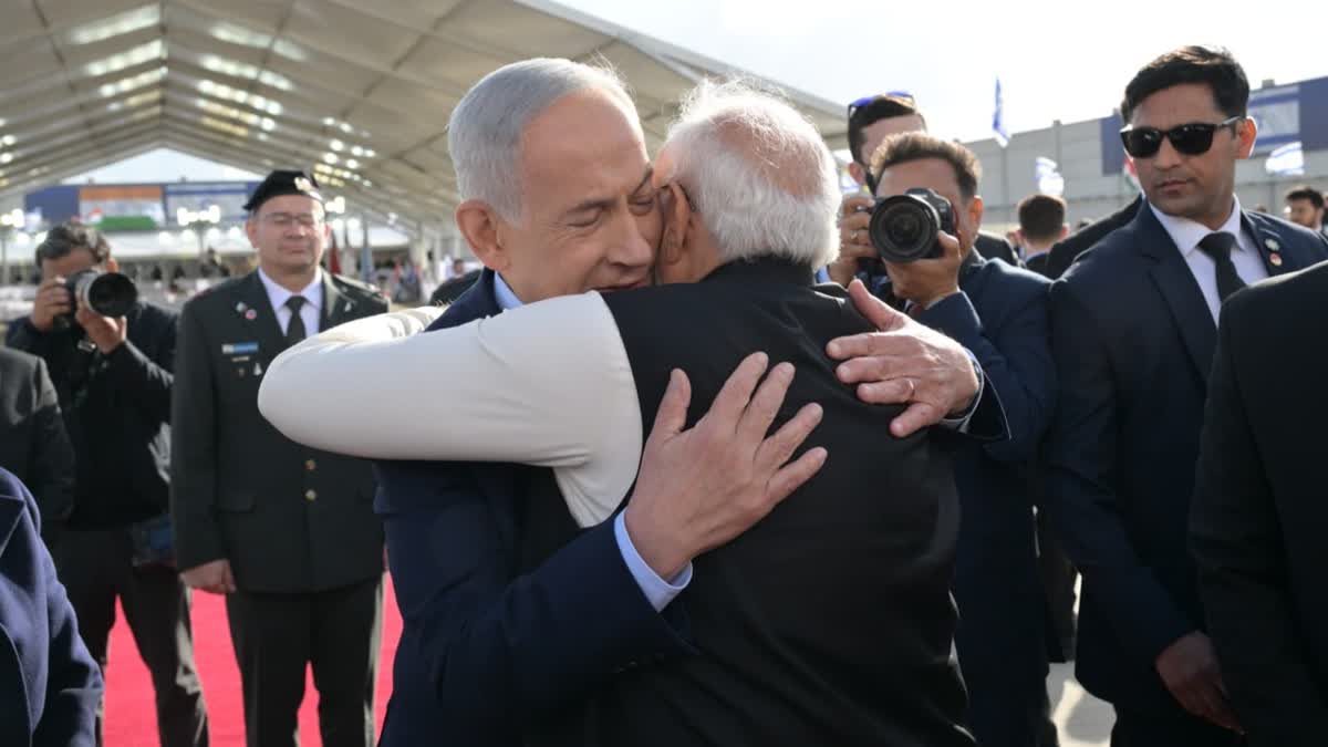 பிரதமர் மோடியை வழியனுப்பி வைக்கும் இஸ்ரேலிய பிரதமர் பெஞ்சமின் நெதன்யாகு