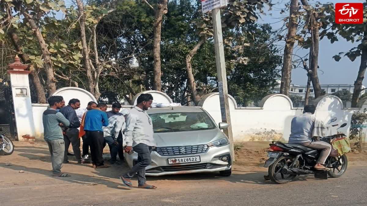 संतकबीर नगर में बारात से लौट रही बेकाबू कार पलटी.