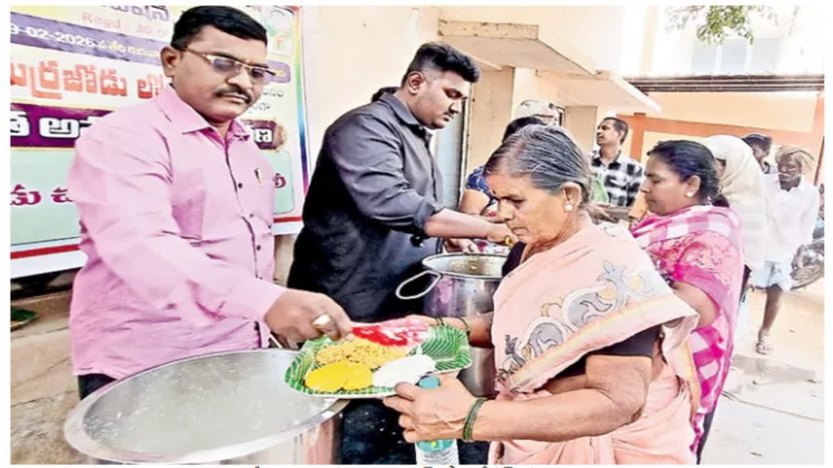 Voluntary groups feed patients at government hospital