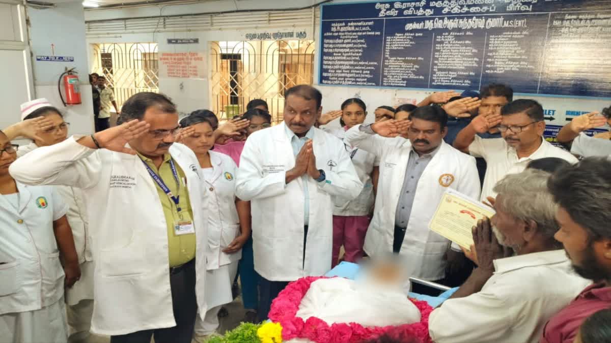 இறந்த சிறுவனின் உடலுக்கு அரசு மரியாதை செய்த மருந்துவர்கள்