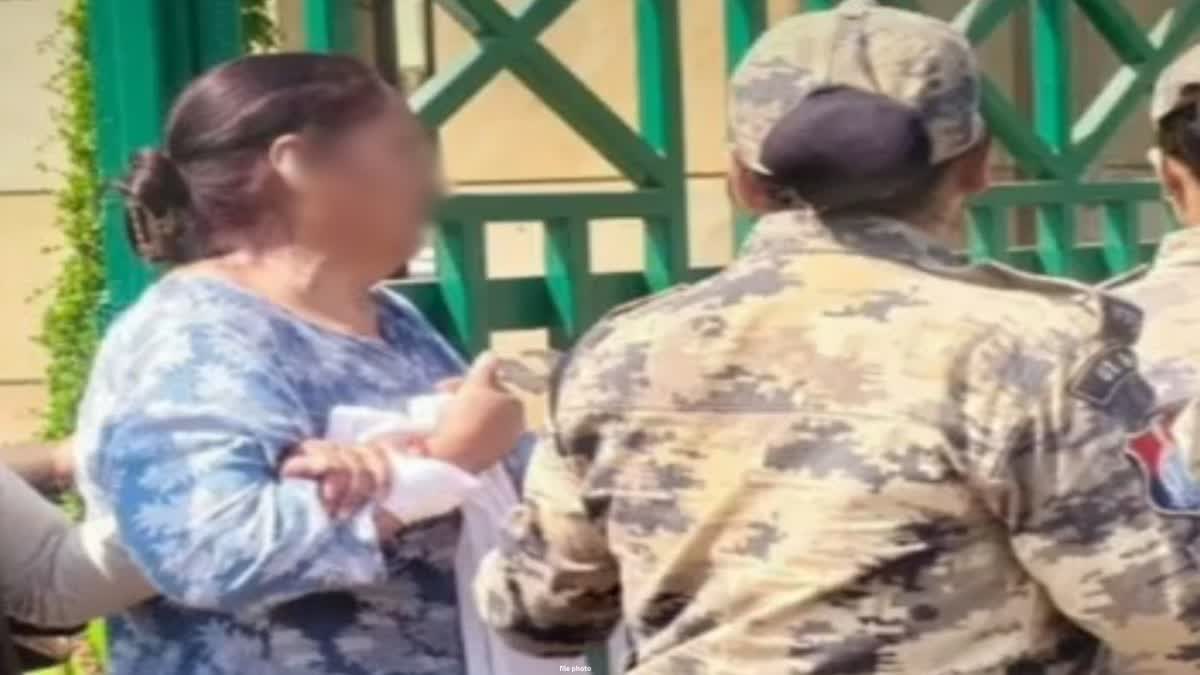 लखनऊ में लोकभवन के पास आत्मदाह का प्रयास