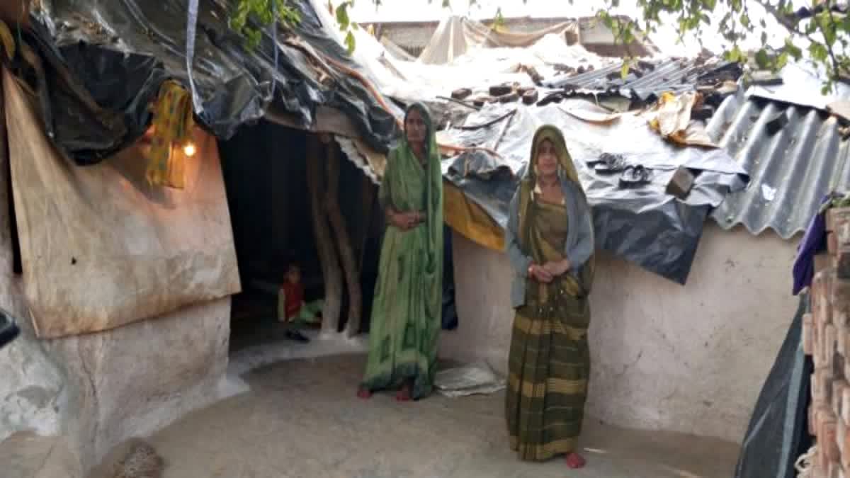 സർക്കാർ ക്ഷേമ പദ്ധതികൾ  ഗ്രാമപഞ്ചായത്ത്  പ്രധാനമന്ത്രി ആവാസ് യോജന  സർപഞ്ച് മീന അതിയ