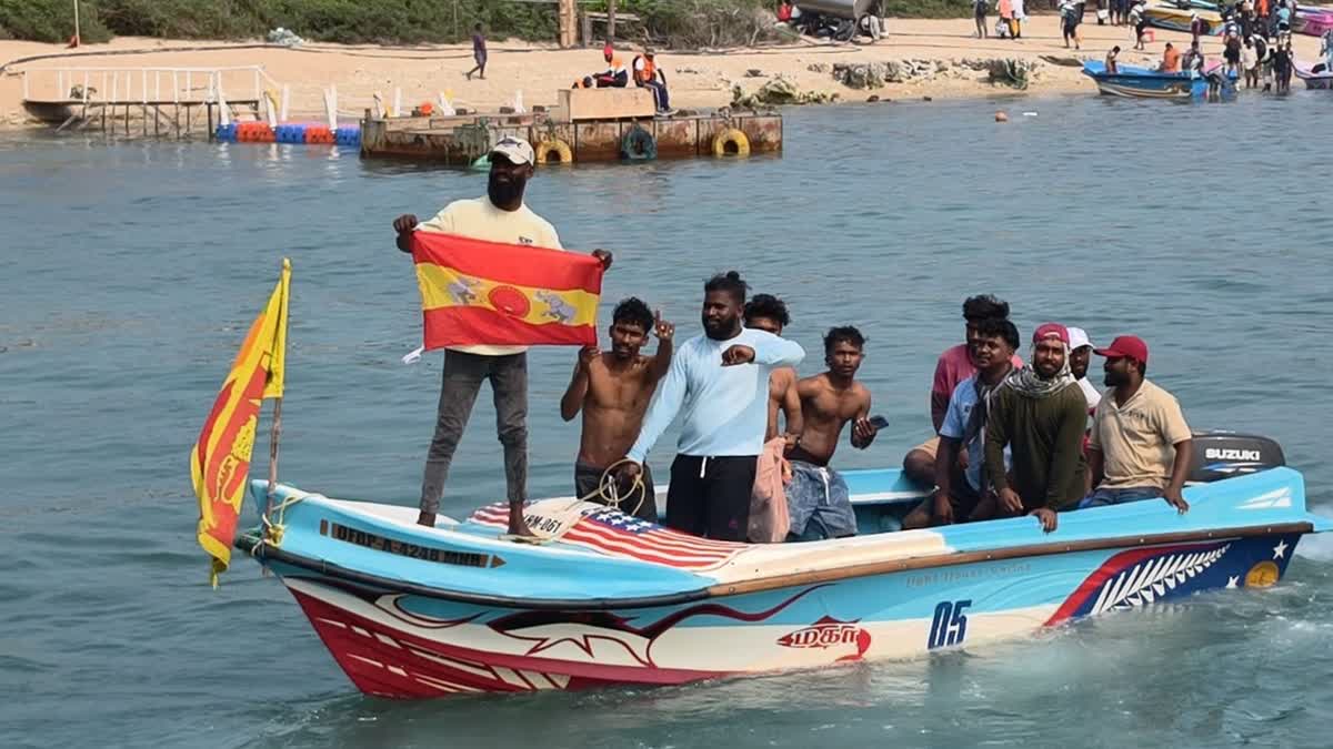 தவெக கொடியுடன் படகில் உலா வந்த இலங்கை தமிழ் இளைஞர்கள்