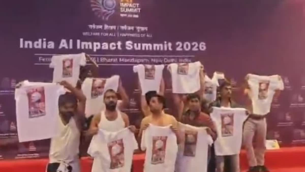 AI समिट में शर्टलेस प्रदर्शन मामला