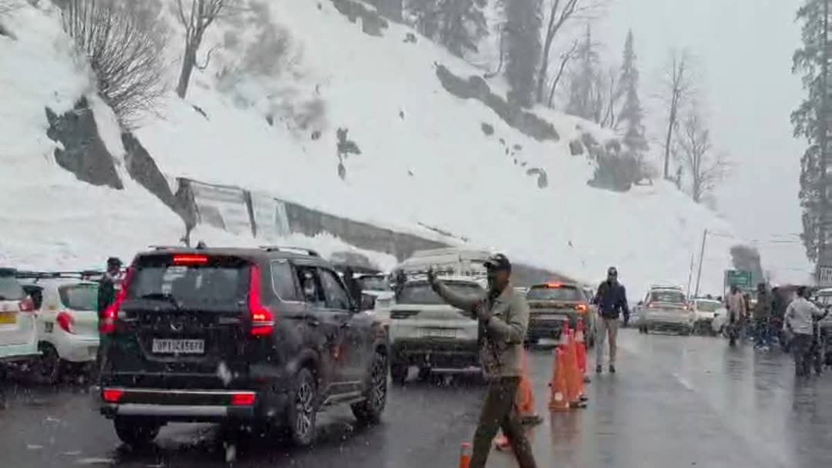 अटल टनल और मनाली में बर्फबारी