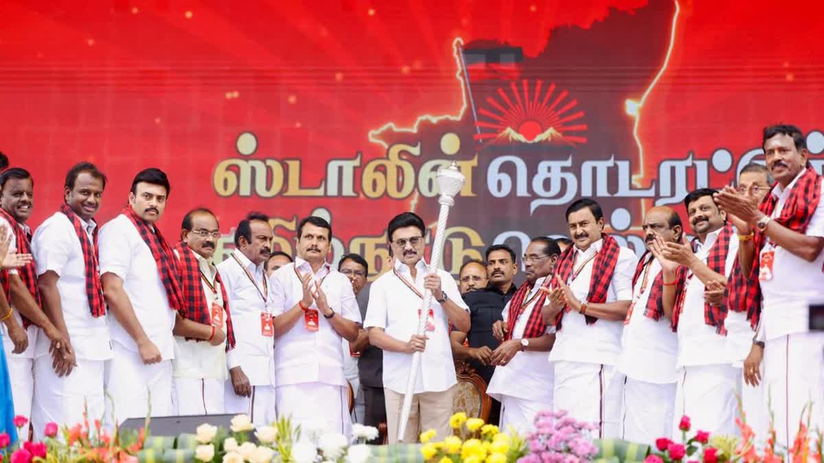 முதலமைச்சருக்கு வழங்கப்பட்ட செங்கோல்