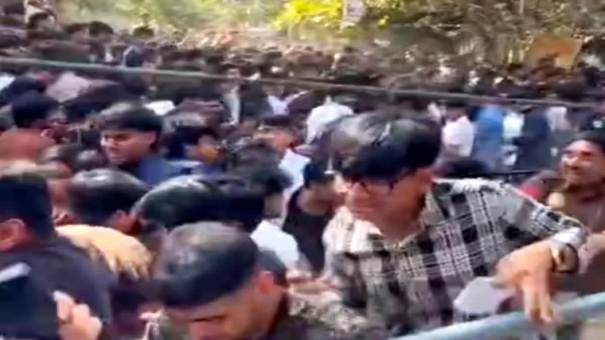 दिल्ली पुलिस ने किया लाठीचार्ज