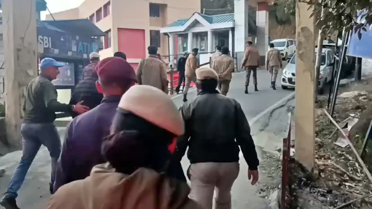 एचपीयू में भिड़े दो छात्र गुट