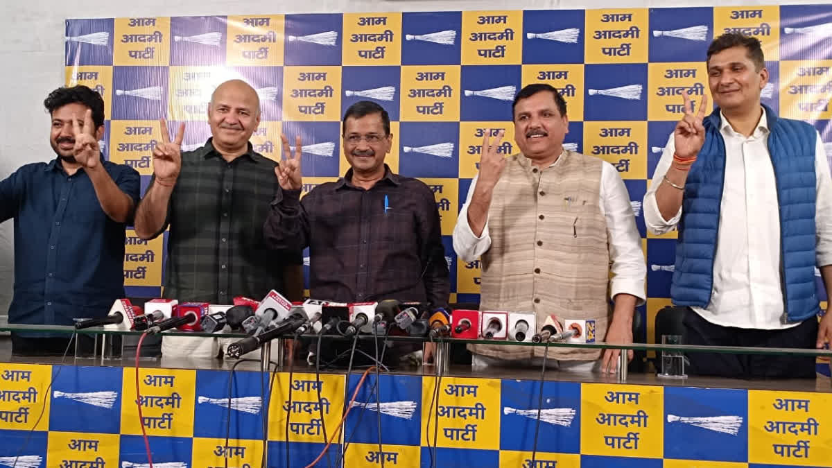 पत्रकार परिषदेत अरविंद केजरीवाल, सिसोदिया आणि इतर