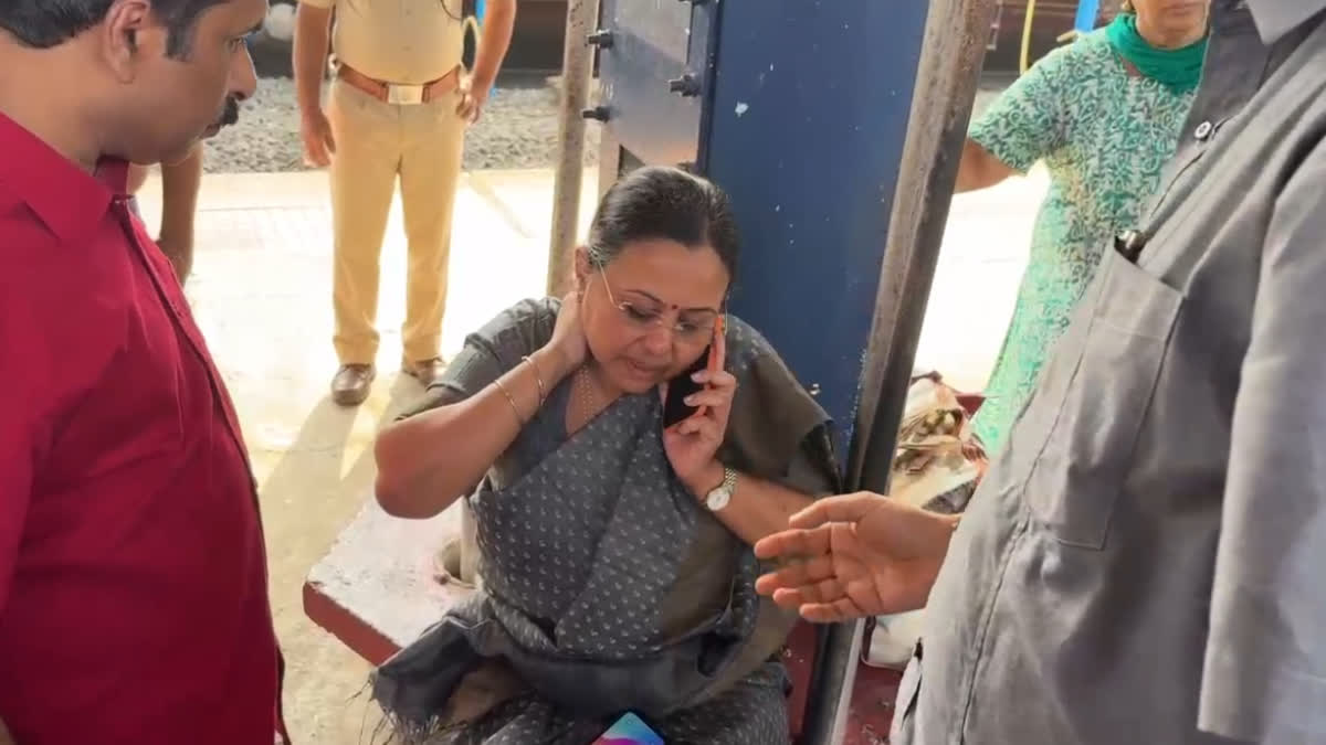 ആരോഗ്യമന്ത്രി വീണ ജോർജ് വിവാദം കെ എസ് യു കരിങ്കൊടി പ്രതിഷേധം പരിയാരം മെഡിക്കൽ കോളജ് ആശുപത്രി കോൺഗ്രസ് രാഷ്ട്രീയ വിവാദങ്ങൾ