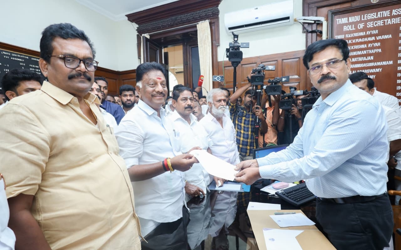 எம்எல்ஏ பதவி ராஜினாமா கடிதம் அளிக்கும் ஓபிஎஸ்