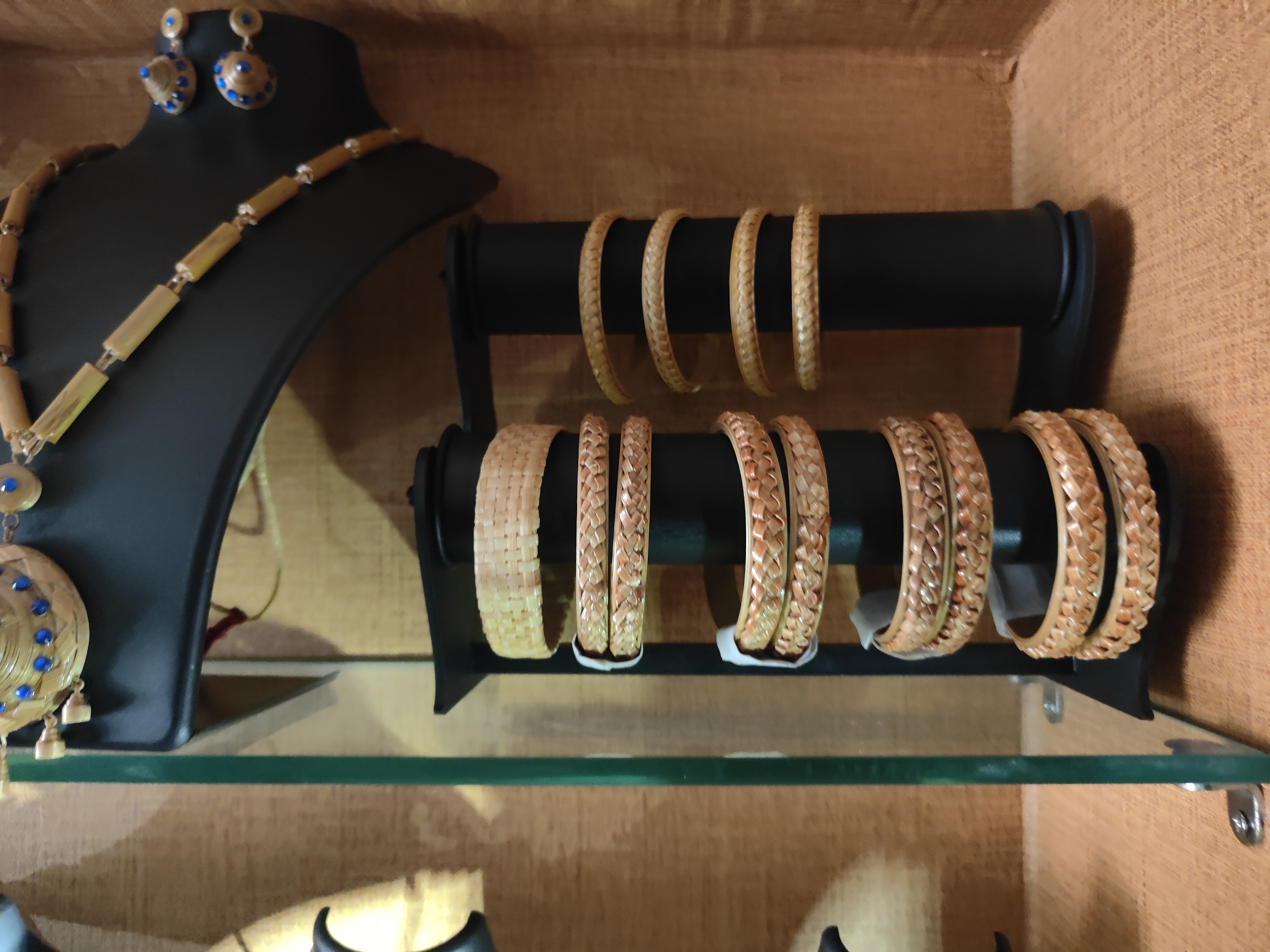 മുളയാഭരണങ്ങൾ  ഫാഷൻ ലോകത്തെ കരകൗശലം  കരകൗശല ആഭരണങ്ങള്‍  മുള കൊണ്ടുള്ള വസ്‌തുക്കള്‍