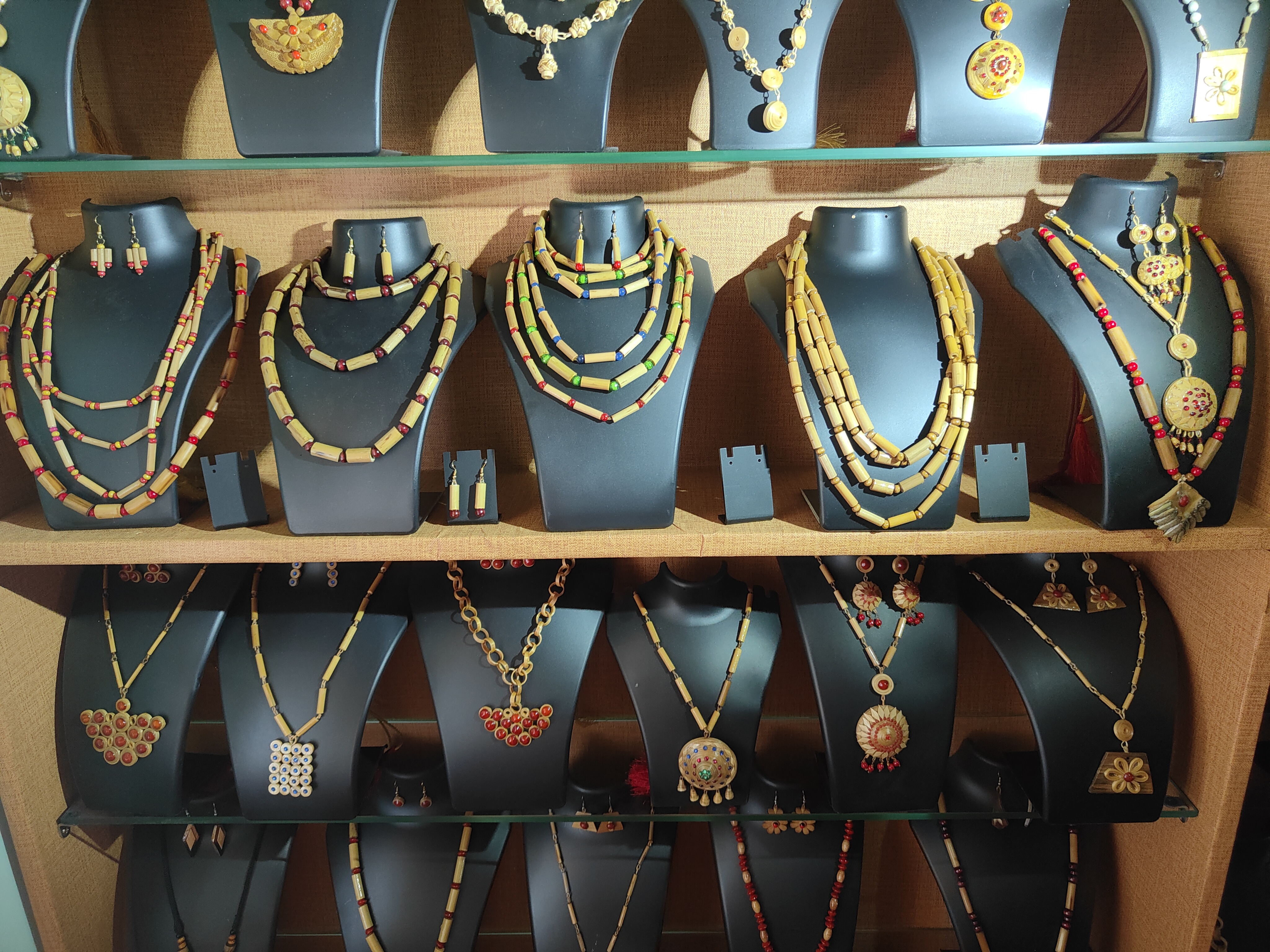 മുളയാഭരണങ്ങൾ  ഫാഷൻ ലോകത്തെ കരകൗശലം  കരകൗശല ആഭരണങ്ങള്‍  മുള കൊണ്ടുള്ള വസ്‌തുക്കള്‍